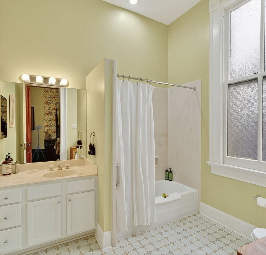 Sully Mansion Bed and Breakfast — Bathroom