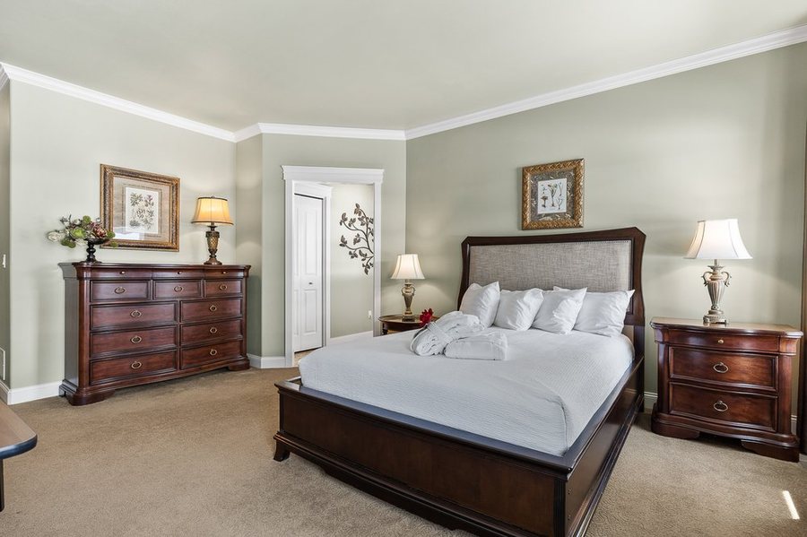Summer Creek Inn — Guest room