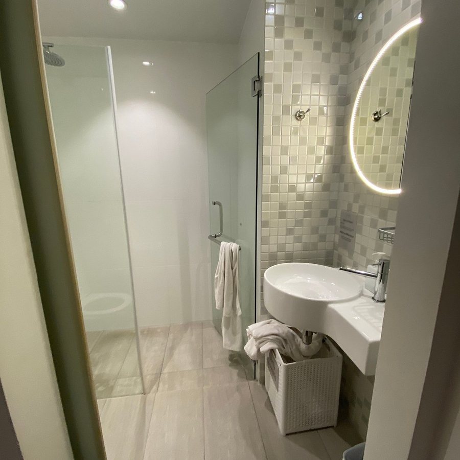Summer View Hotel — Bathroom