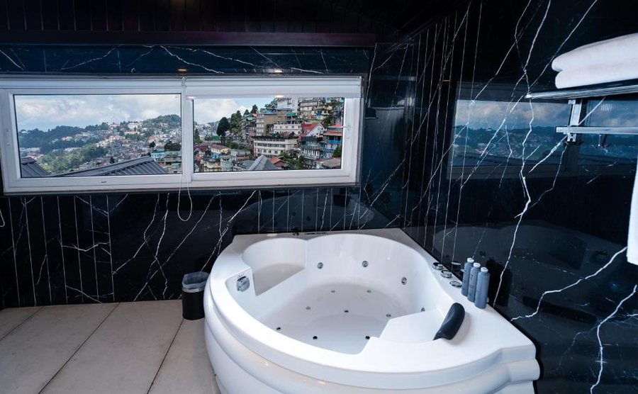 Summit Enigma Resort Spa — Bathroom