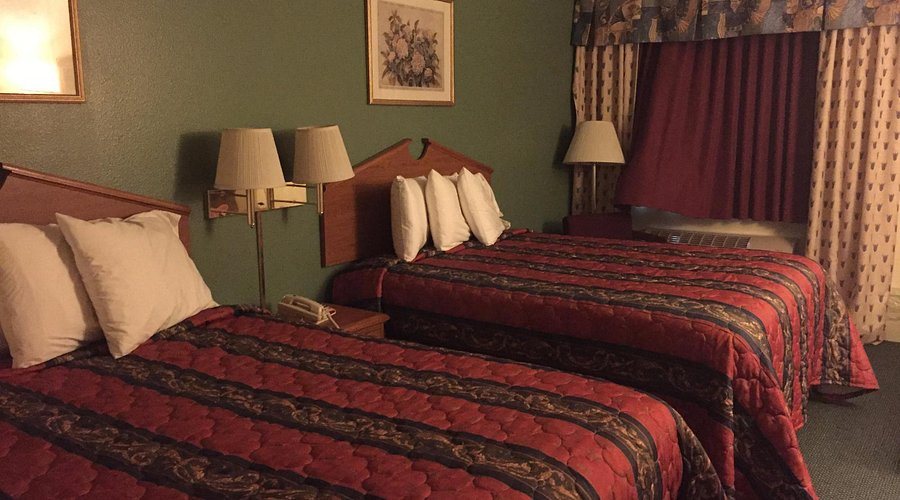 Summit Inn — Guest room