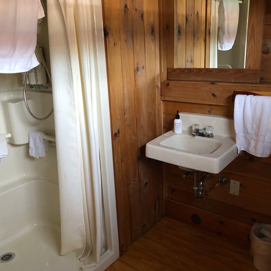 Summit Lake Lodge — Bathroom