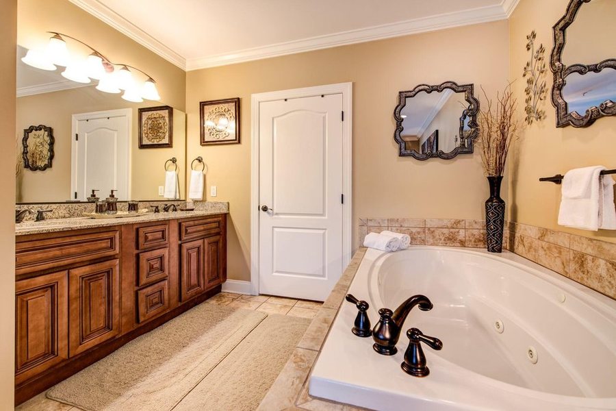 Summit Manor Condominiums — Bathroom