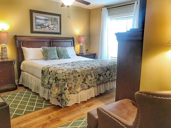 Summit Manor Condominiums — Guest room