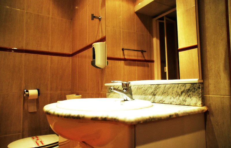 Sun Moon Hostel Barcelona Catalonia — Bathroom
