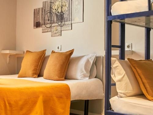 Sun Moon Hostel Barcelona Catalonia — Guest room