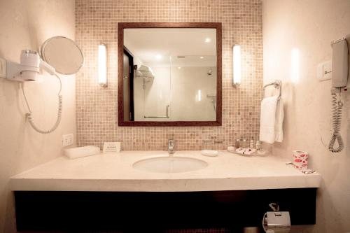 Sun N Sand Hotel — Bathroom