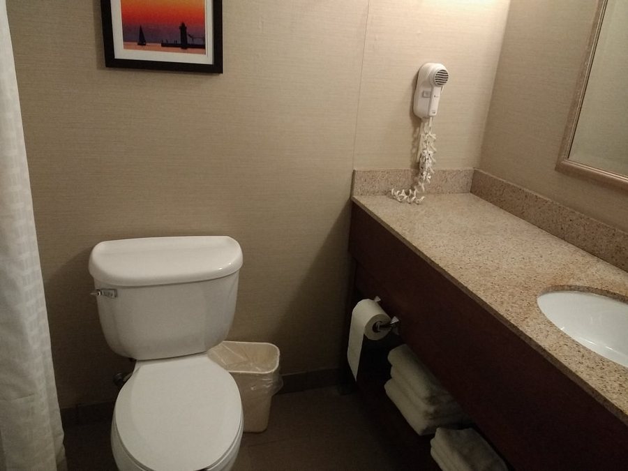 Sun n Sand Resort — Bathroom