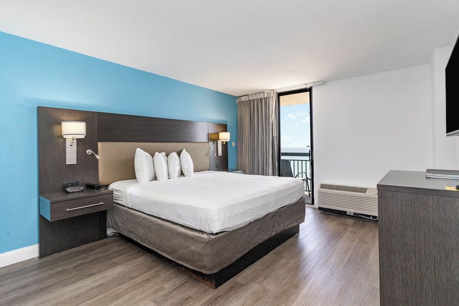 Sun n Sand Resort — Guest room