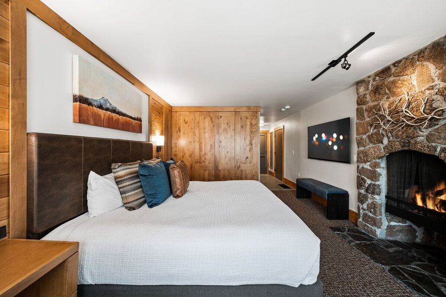 Sun Outdoors Bend — Guest room