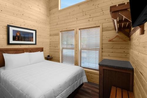 Sun Outdoors Moab Downtown — Guest room