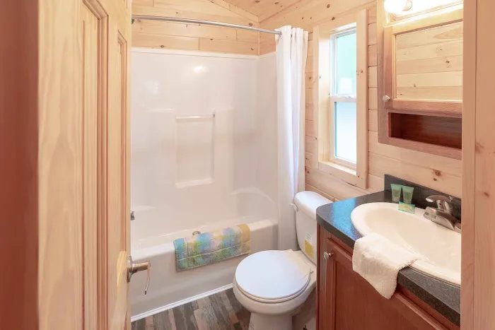 Sun Outdoors Old Orchard Beach Downtown — Bathroom