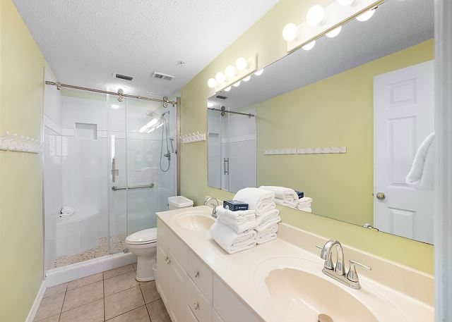 Sun Outdoors Orange Beach — Bathroom
