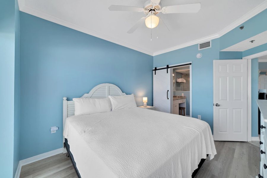 Sun Outdoors Orange Beach — Guest room