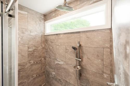 Sun Outdoors Pigeon Forge — Bathroom