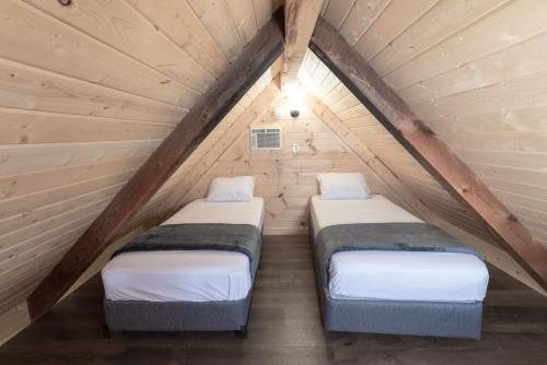 Sun Outdoors Pigeon Forge — Guest room