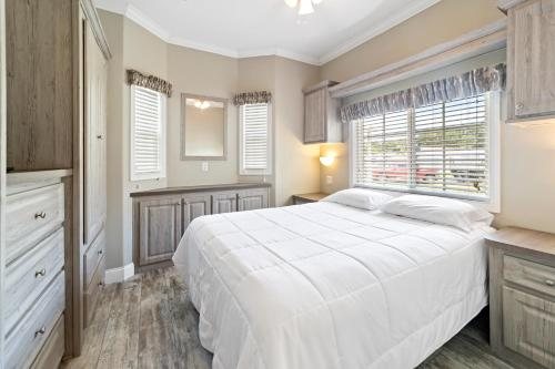 Sun Outdoors Sarasota — Guest room