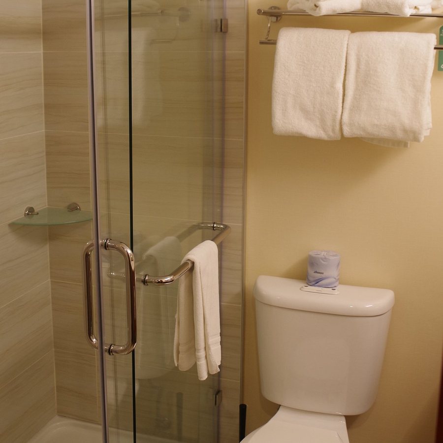 Sun Peaks Lodge — Bathroom