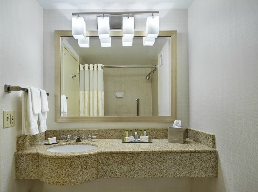 Sun Plaza Motel — Bathroom