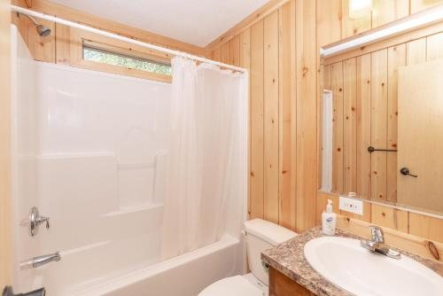 Sun Retreats Avalon — Bathroom