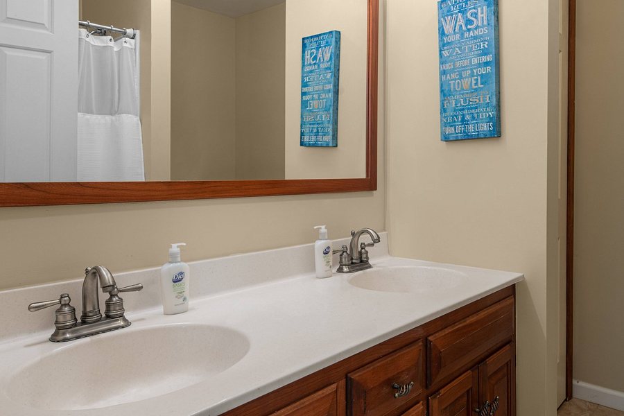 Sun Retreats Cape May Wildwood — Bathroom