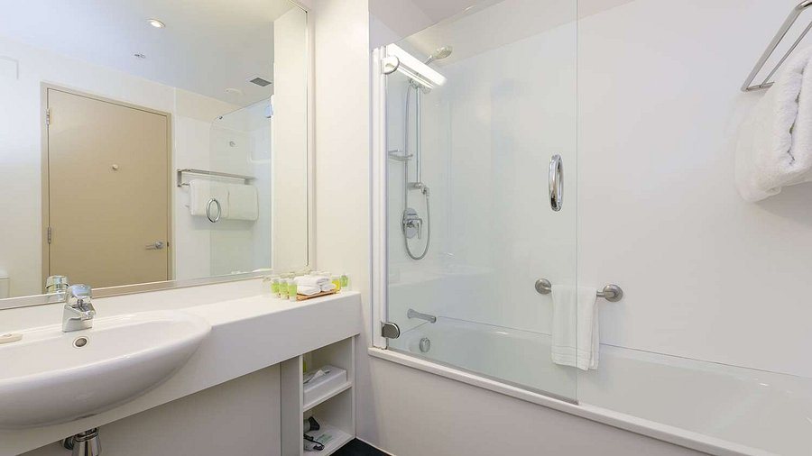Sun Retreats Dunedin — Bathroom