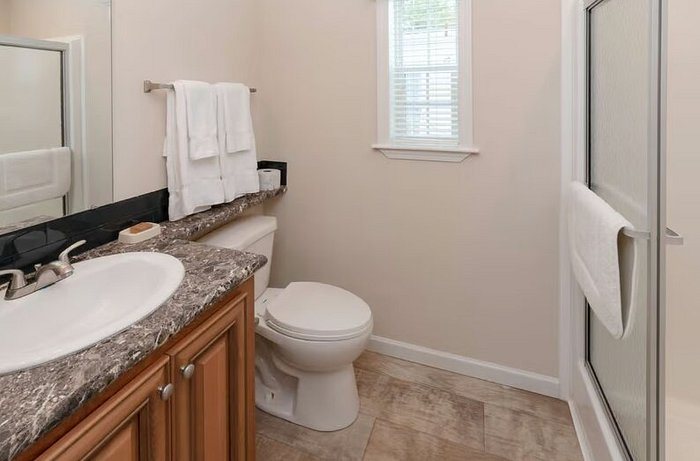 Sun Retreats Naples East — Bathroom