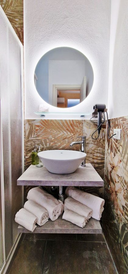 Sun Retreats Naples — Bathroom