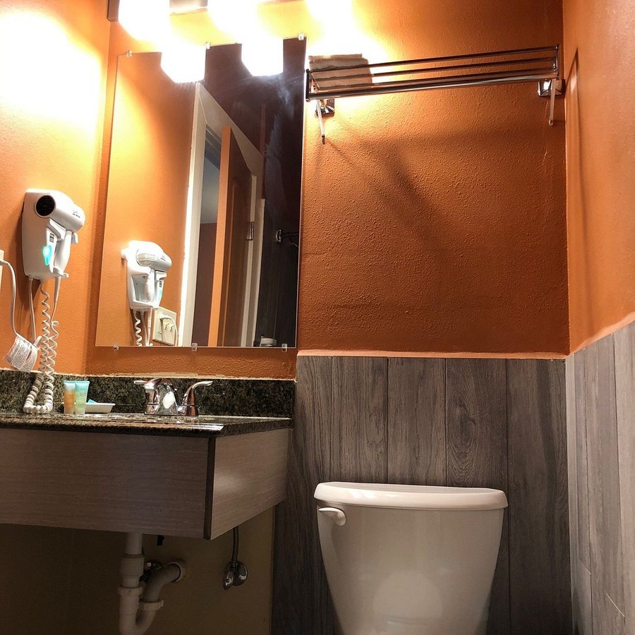 Sun Valley Motel — Bathroom