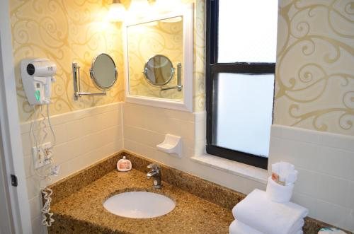 Sun Viking Lodge — Bathroom
