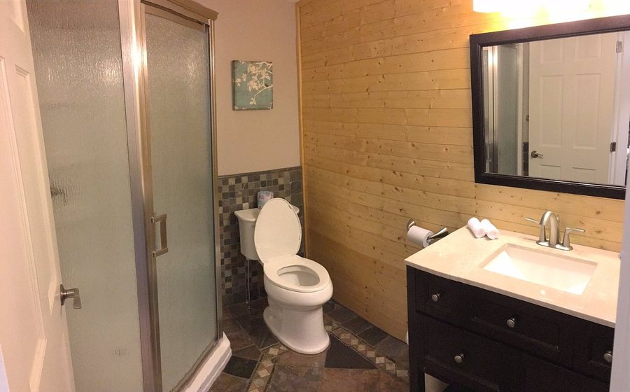 Sunburst Motels I II — Bathroom