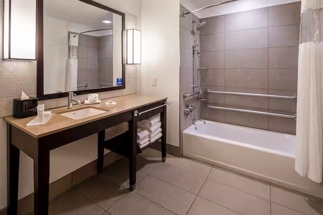 Suncoast Park Hotel Anaheim Resort Tapestry By Hilton — Bathroom
