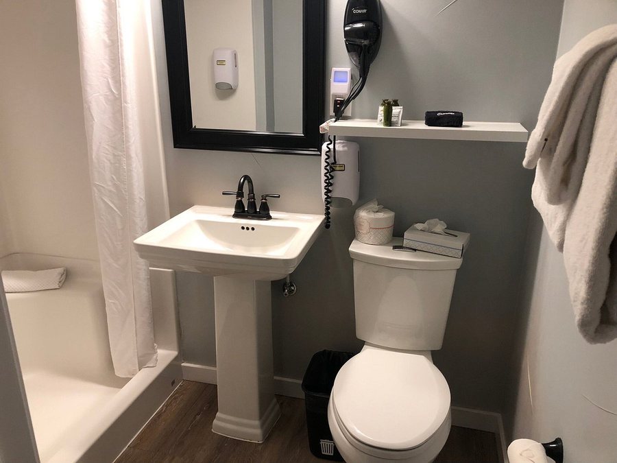 Sundance Motel — Bathroom