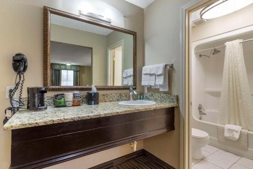 Sunday House Inn — Bathroom