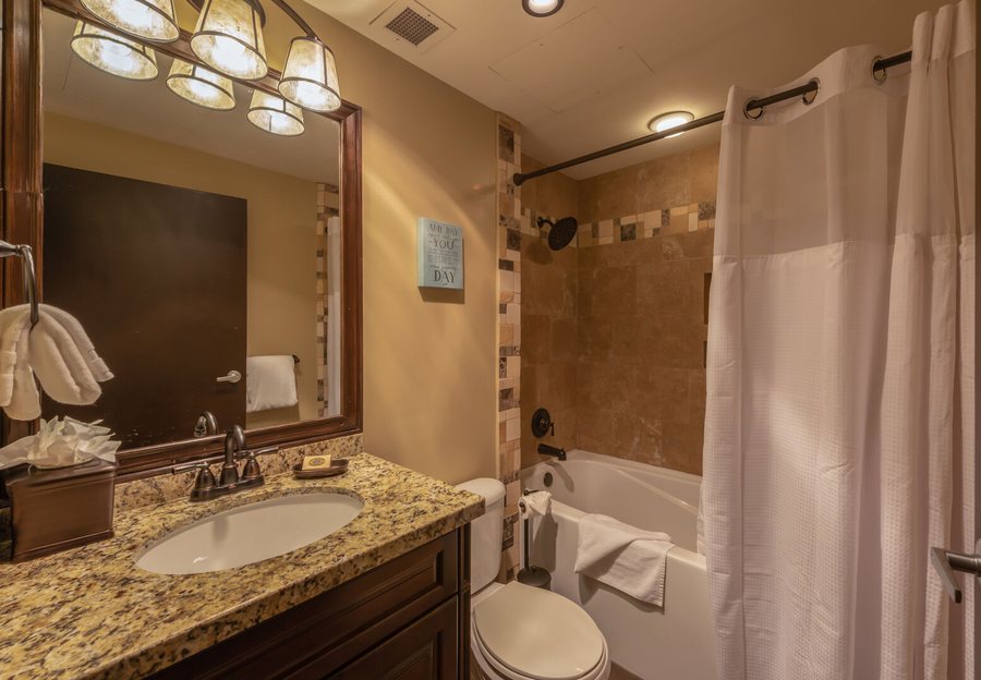 Sundial Lodge By All Seasons Resort Lodging — Bathroom