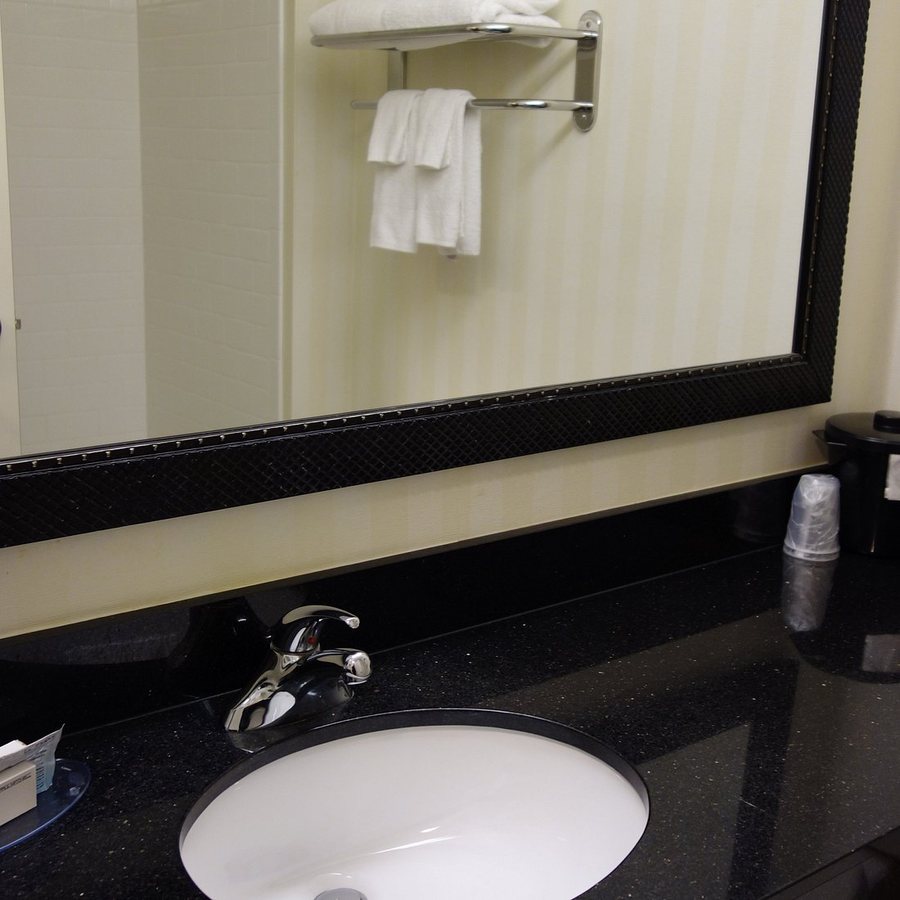 Sundowner Inn — Bathroom