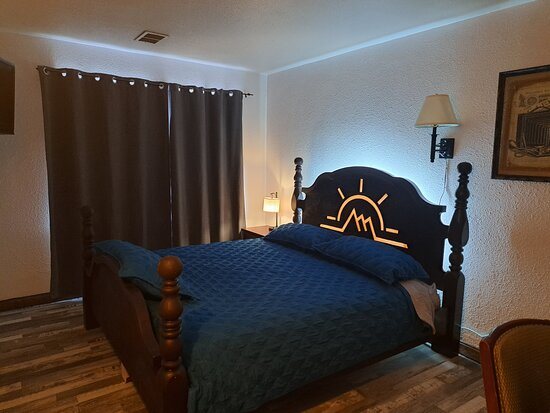 Sundowner Inn — Guest room