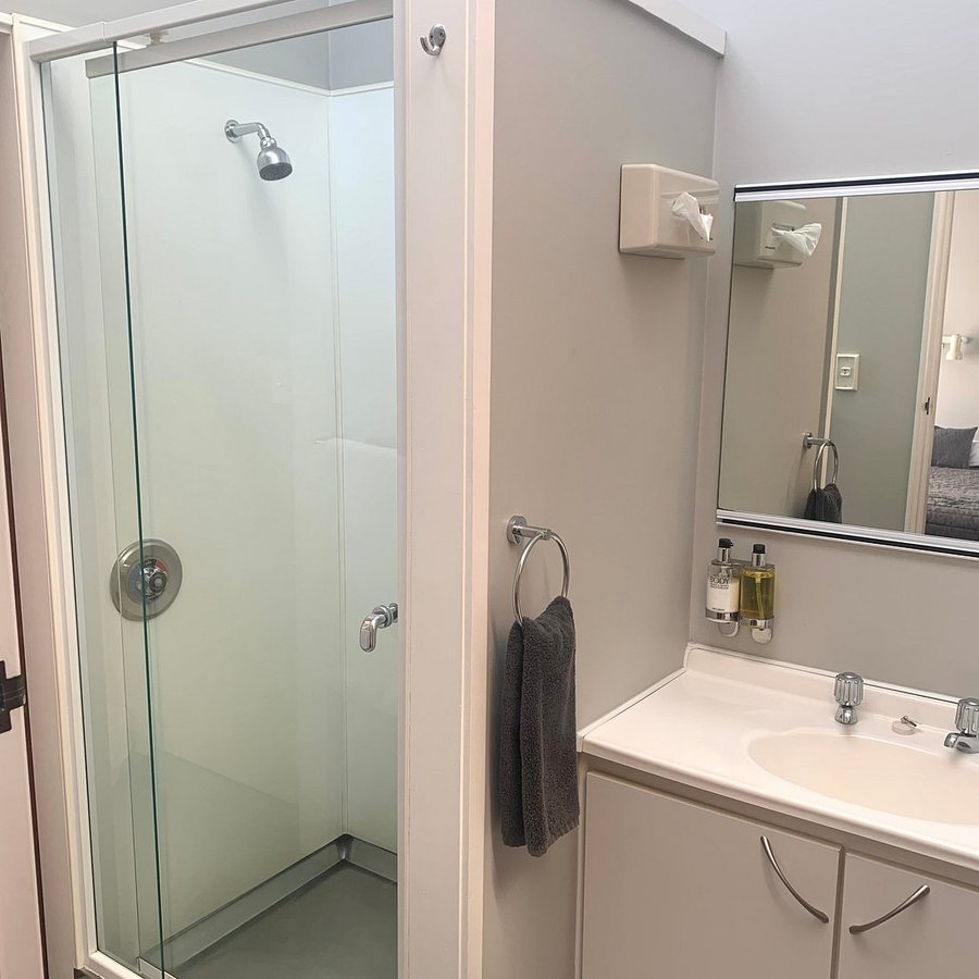 Sundowner Motel — Bathroom
