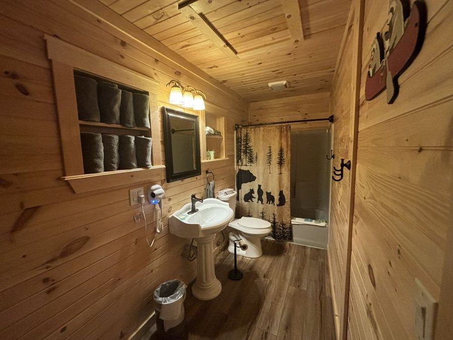 Sundowner Motel — Bathroom
