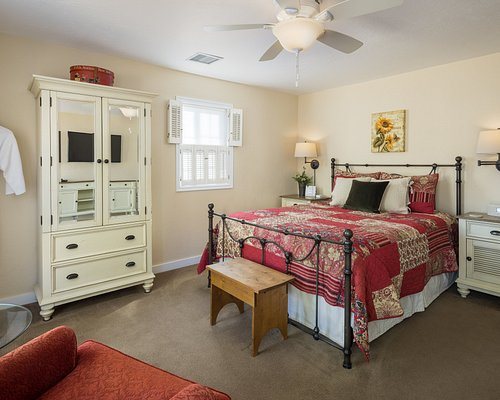 Sunflower Hill Inn — Guest room