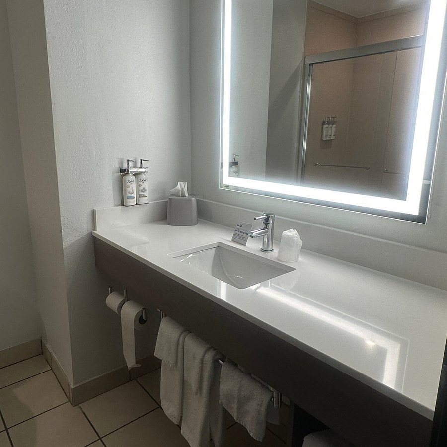 Sunflower Inn Suites — Bathroom