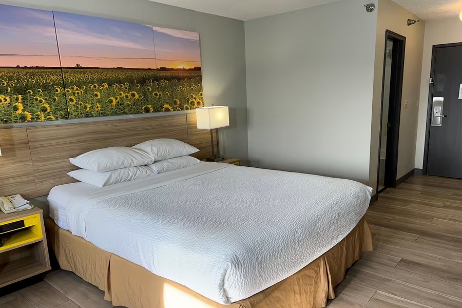 Sunflower Inn Suites — Guest room