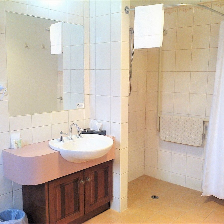Sunnymead Hotel — Bathroom