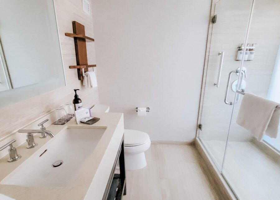 Sunnyside Hotel — Bathroom