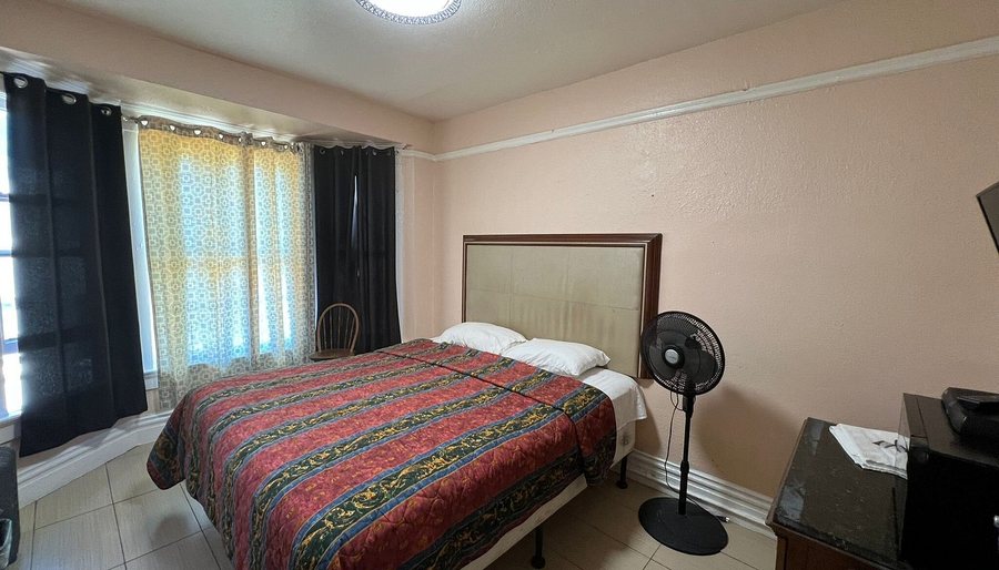 Sunnyside Hotel — Guest room