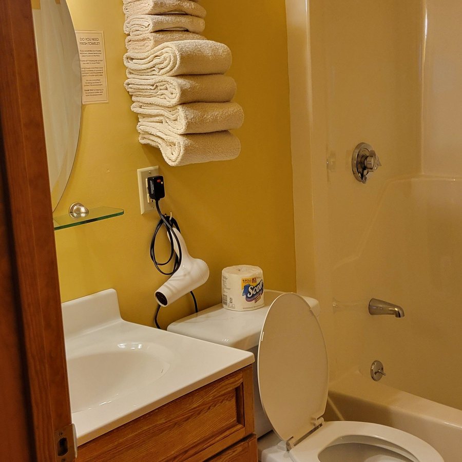Sunnyside Motel Cottages — Bathroom