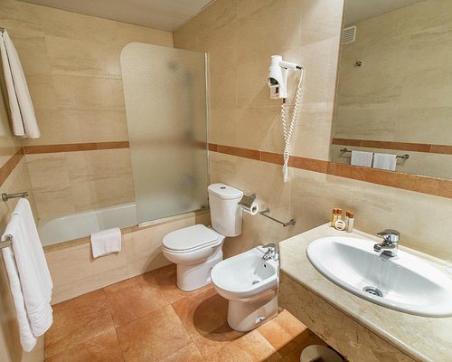 Sunotel Central Barcelona Catalonia — Bathroom