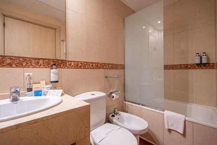 Sunotel Junior Barcelona Catalonia — Bathroom