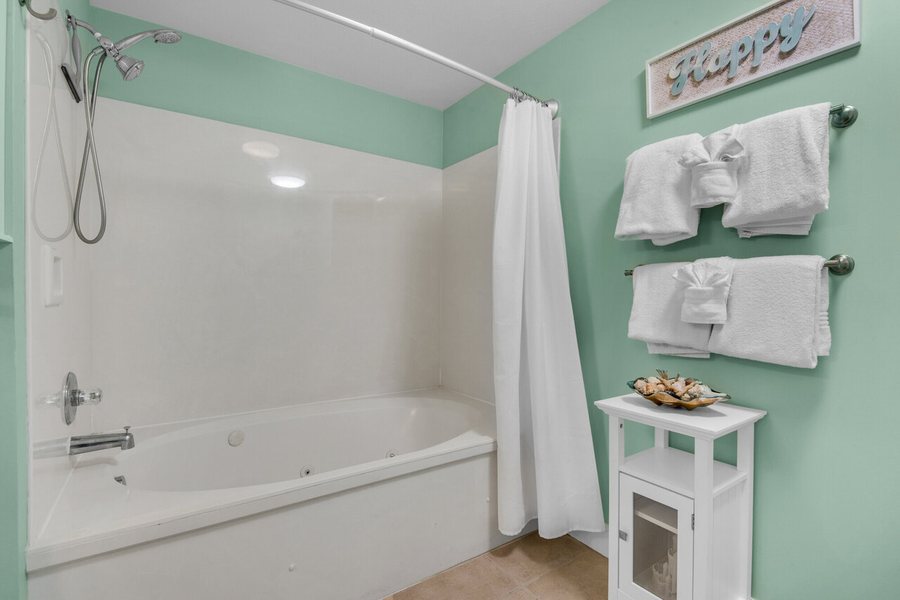 Sunrise Beach Resort in Panama City Beach by Vacasa — Bathroom