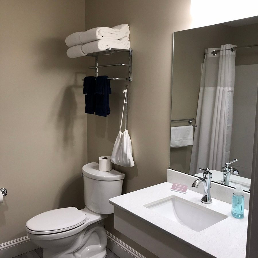 Sunrise Motel — Bathroom
